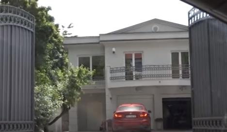 OVO SU NAJLUKSUZNIJE VILE ESTRADNJAKA Uložili basnoslovne cifre u svoje nekretnine, a dom ove pevačice ima čak 235 prozora… (FOTO)
