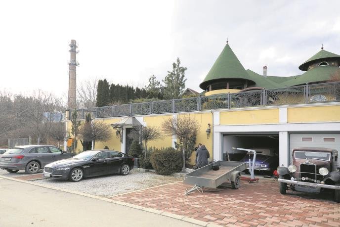 OVO SU NAJLUKSUZNIJE VILE ESTRADNJAKA Uložili basnoslovne cifre u svoje nekretnine, a dom ove pevačice ima čak 235 prozora… (FOTO)