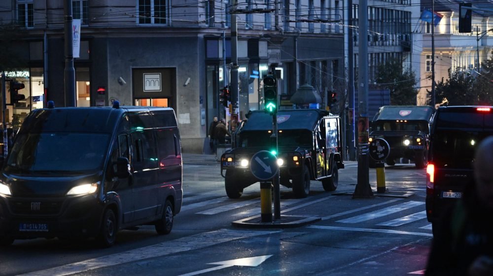 IZBORI U SRBIJI POD LUPOM! CRTA OBJAVILA PODATKE KOJI OTVARAJU OZBILJNA PITANJA – POGLEDAJTE ŠTA VUČIĆ RADI NA BIRAČKIM MESTIMA