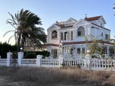 OVO SU NAJLUKSUZNIJE VILE ESTRADNJAKA Uložili basnoslovne cifre u svoje nekretnine, a dom ove pevačice ima čak 235 prozora… (FOTO)