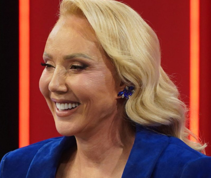 Lepa Brena PR0G0V0RlLA 0 KĆERKl K0JU JE 0STAVlLA? Nisam je vidjela, jednostavno ne znam kakva je