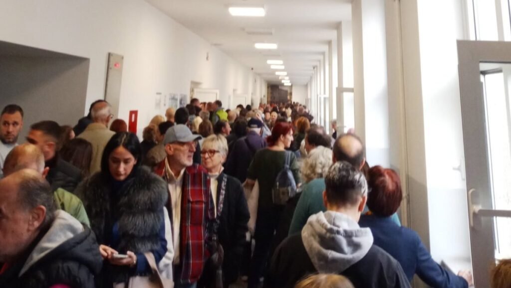 IZBORI U SRBIJI POD LUPOM! CRTA OBJAVILA PODATKE KOJI OTVARAJU OZBILJNA PITANJA – POGLEDAJTE ŠTA VUČIĆ RADI NA BIRAČKIM MESTIMA