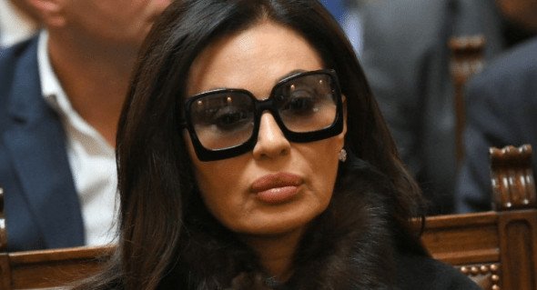 Teško mi je, raspadam se: Ceca se zavijena u CRN0 OGLASlLA HITNlM SAOPŠTENJEM: mog Veljka nažaIost više....